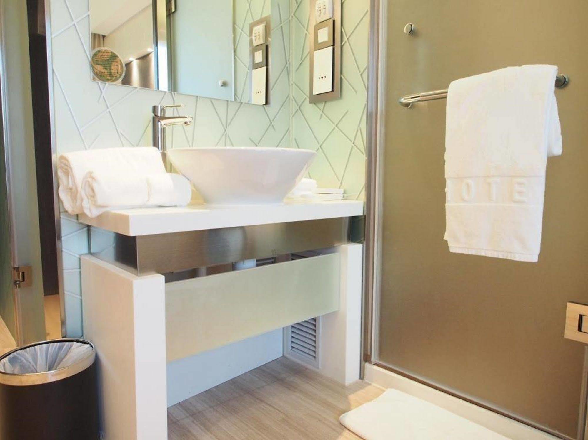 M1 Hotel Хонконг Екстериор снимка